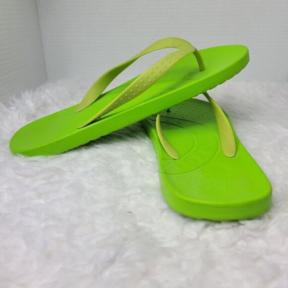 Crocs Chawaii Men's Size 11 Flip Flops Thongs Volt Green Beach Comfort - Picture 6 of 11
